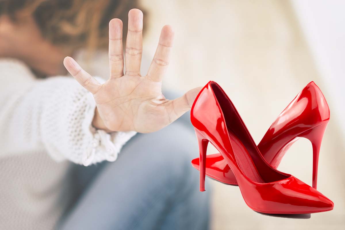 scarpette rosse in piazza giornata mondiale contro la violenza sulle donne