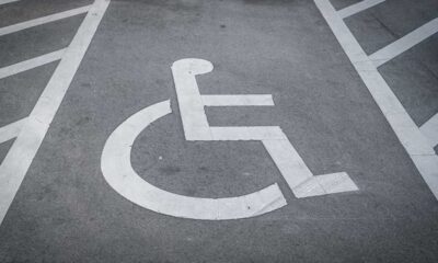 fotocopia il pass per disabili e parcheggia vicino alla caserma della GdF