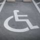 fotocopia il pass per disabili e parcheggia vicino alla caserma della GdF