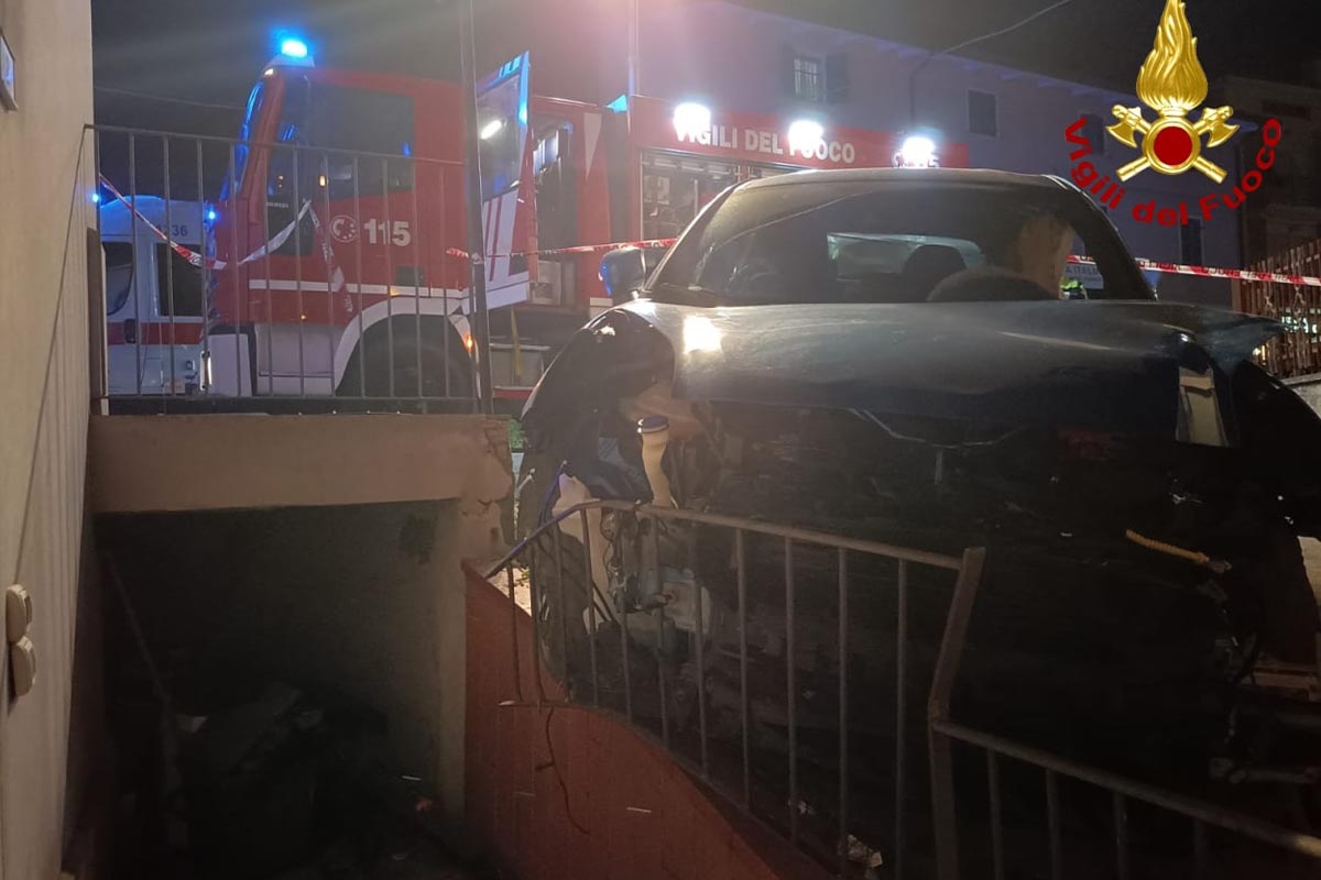 incidente stradale a Pesaro i VVF estraggono un uomo dalle lamiere
