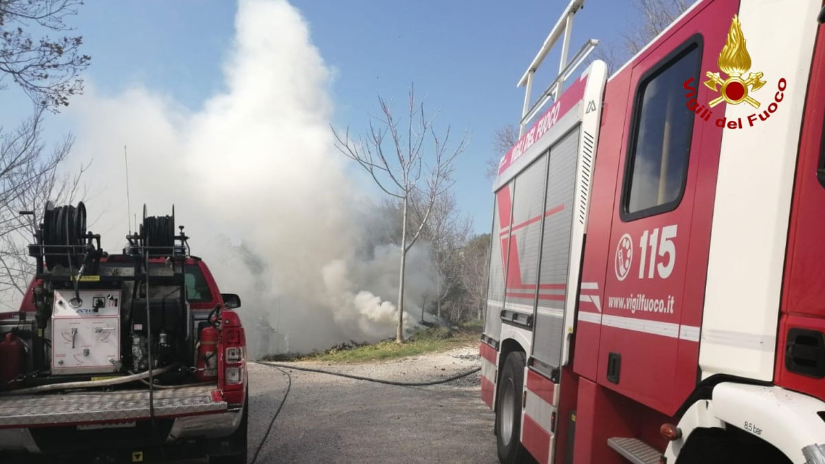 I Vigili del fuoco spengono un incendio a Fermo