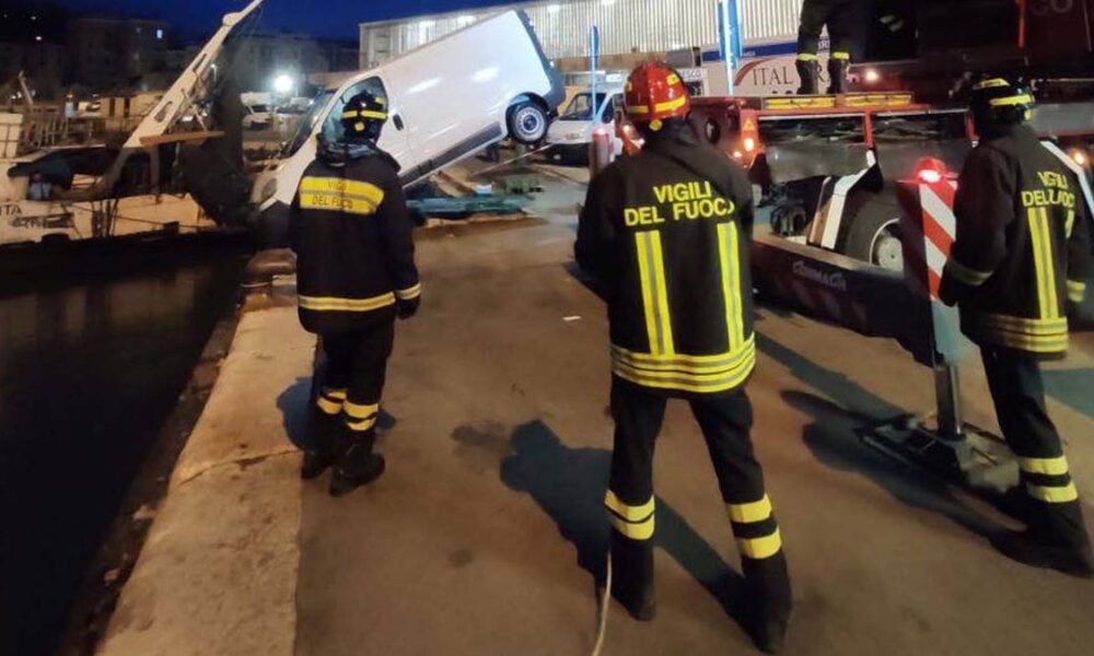 furgone caduto in mare recuperato dai Vigili del Fuoco ad Ancona