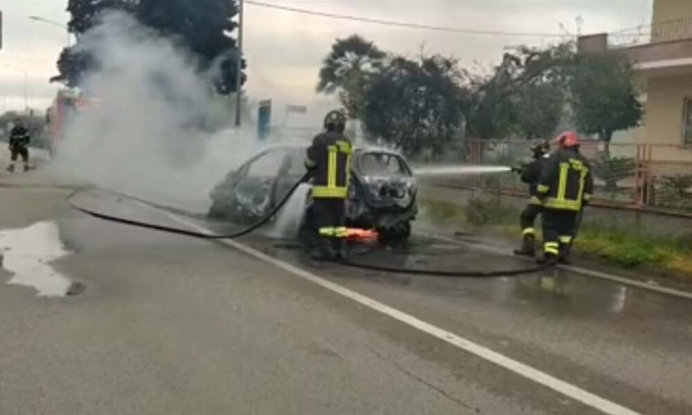 incendio auto Alba Adriatica ragazzo si salva dall'auto in fiamme