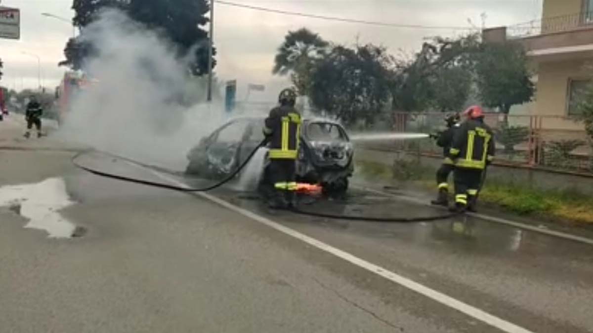incendio auto Alba Adriatica ragazzo si salva dall'auto in fiamme