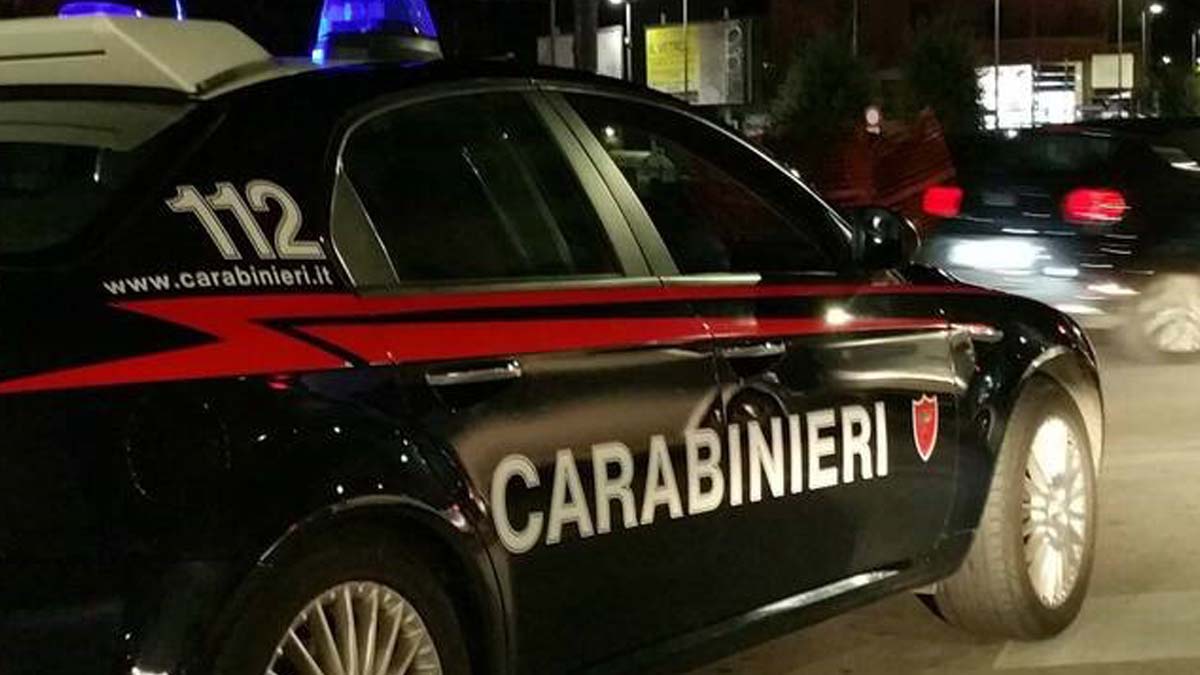 volante carabinieri 112 cc arrestato rapinatore pescara taser furto d'auto tentata rapina