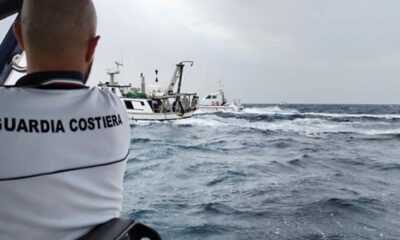 barca da pesca a rischio affondamento soccorsa dalla guardia costiera a Pescara