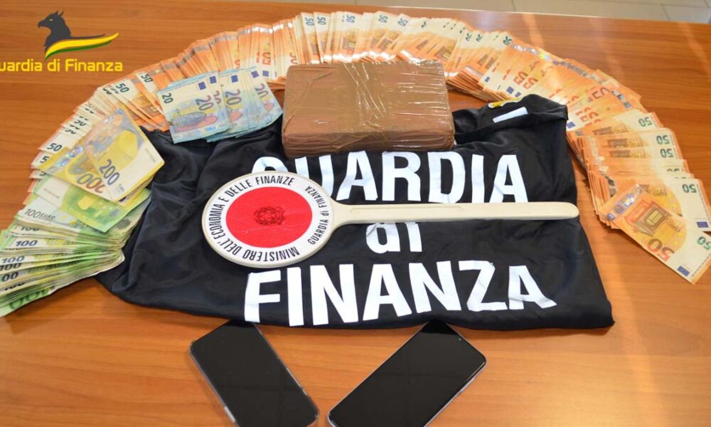 arrestato con un chilo di cocaina e 26 mila euro in contanti a Pescara sequestro stupefacenti droga gdf 117