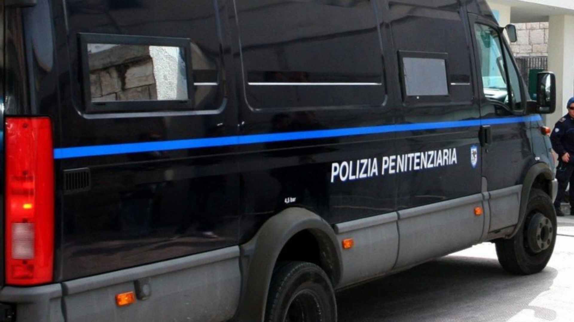 polizia penitenziaria camionetta trasferimento detenuti