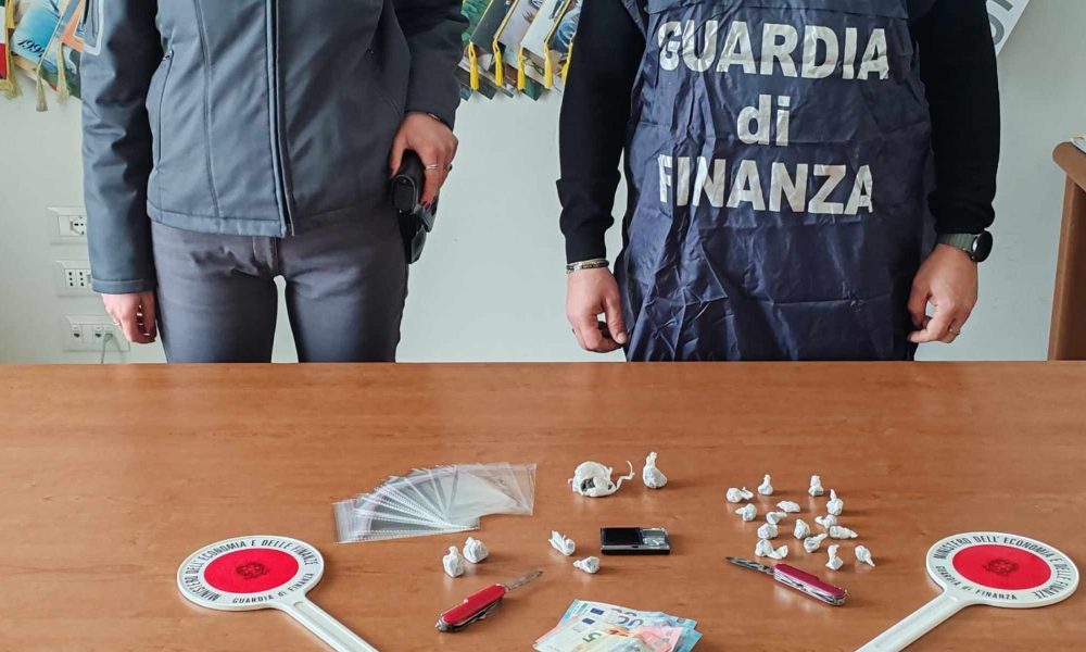 minorenne arrestato per spaccio a pineto dalla gdf