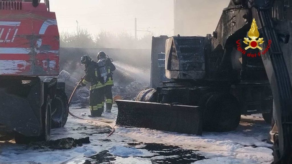 incendio italservizi porto d'ascoli san benedetto del tronto vigili del fuoco 3