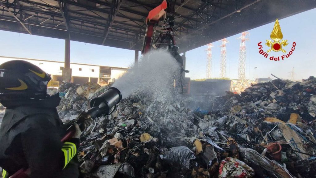 incendio italservizi porto d'ascoli san benedetto del tronto vigili del fuoco 2