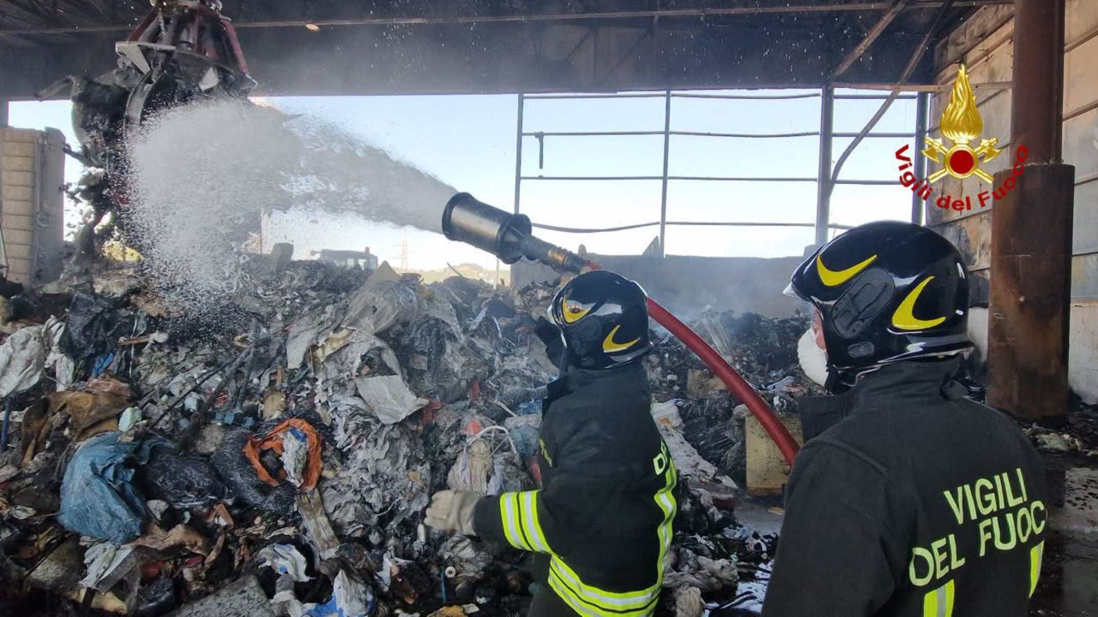 incendio italservizi porto d'ascoli san benedetto del tronto vigili del fuoco